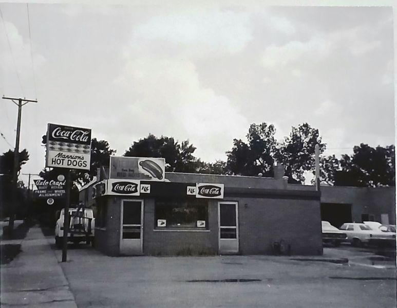 File:Mannion's Hot Dogs 1973.jpg